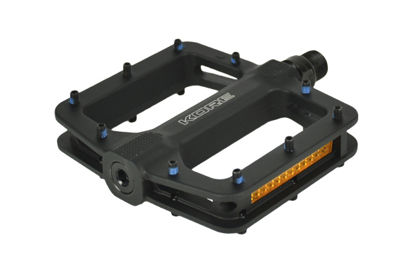 Педали KORE D1,102x97мм.экструд.ал.AL-6061-T6,осьCr-Mo,фрез,пром.подш,48смен.шипов 6мм,черные,460гр Педали KORE D1,102x97мм.экструд.ал.AL-6061-T6,осьCr-Mo,фрез,пром.подш,48смен.шипов 6мм,черные,460гр